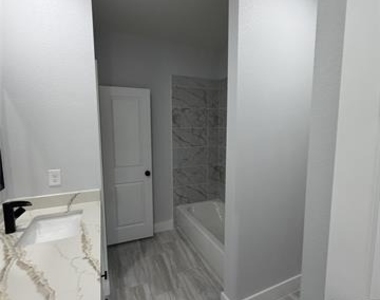 1005 Grandbury Street - Photo Thumbnail 7