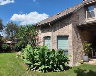 1005 Grandbury Street - Photo Thumbnail 16