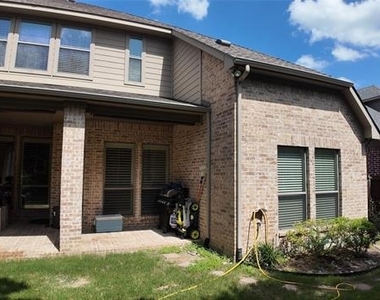 1005 Grandbury Street - Photo Thumbnail 15
