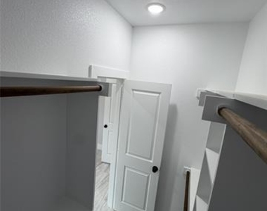1005 Grandbury Street - Photo Thumbnail 8