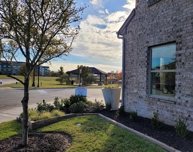 1001 Boyd Lane - Photo Thumbnail 4