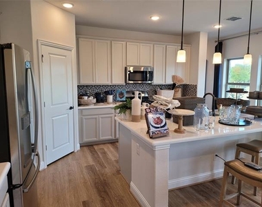 1001 Boyd Lane - Photo Thumbnail 16