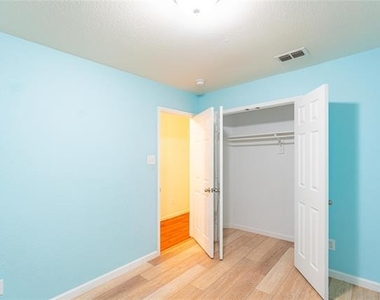 1906 Castaway Drive - Photo Thumbnail 18