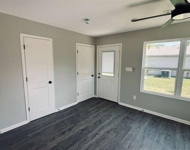 1623b Seley Avenue - Photo Thumbnail 5