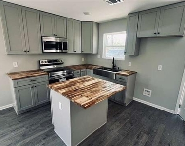 1623b Seley Avenue - Photo Thumbnail 2