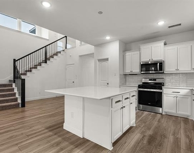 606 Creekview Lane - Photo Thumbnail 10
