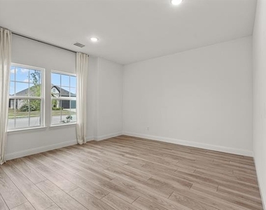 606 Creekview Lane - Photo Thumbnail 13