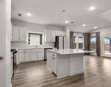 606 Creekview Lane - Photo Thumbnail 5