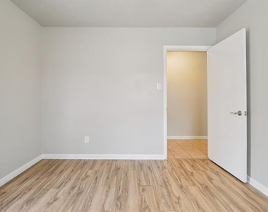 413 Glenhaven Drive - Photo Thumbnail 13