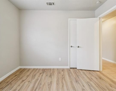 413 Glenhaven Drive - Photo Thumbnail 16