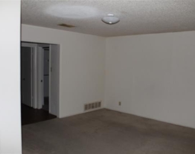 2207 Canterbury Court - Photo Thumbnail 6