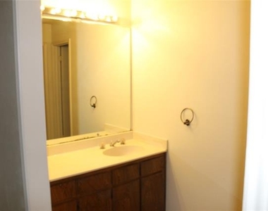 2207 Canterbury Court - Photo Thumbnail 8