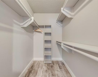 1002 Canary Lane - Photo Thumbnail 8