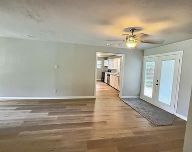 111 Doris Drive - Photo Thumbnail 2