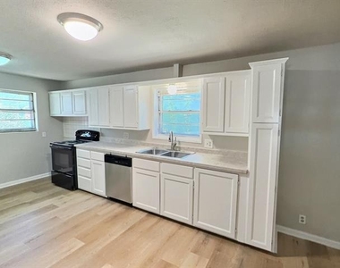 111 Doris Drive - Photo Thumbnail 5