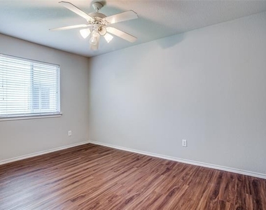 821 Oak Hollow Lane - Photo Thumbnail 15