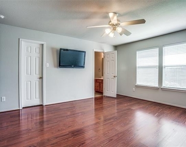821 Oak Hollow Lane - Photo Thumbnail 21
