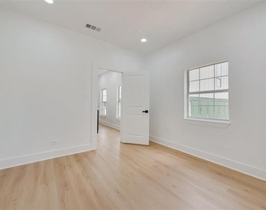 506 N Lancaster Avenue - Photo Thumbnail 7