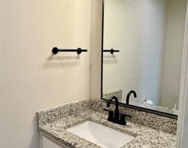 112 Savannah Street - Photo Thumbnail 7