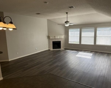 8806 Oakwood Lane - Photo Thumbnail 5