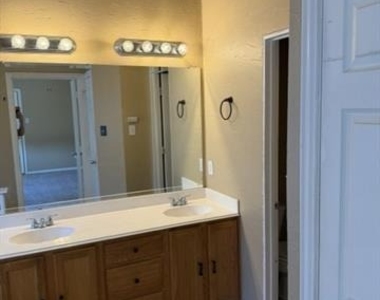 8806 Oakwood Lane - Photo Thumbnail 10