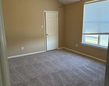 8806 Oakwood Lane - Photo Thumbnail 13