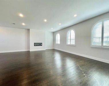 1105 Marc Place - Photo Thumbnail 2