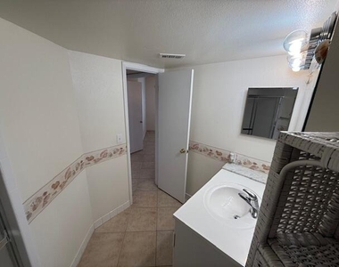 1500 Se Royal Green Circle - Photo Thumbnail 15