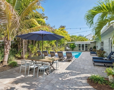 1123 Ne 14th Avenue - Photo Thumbnail 3
