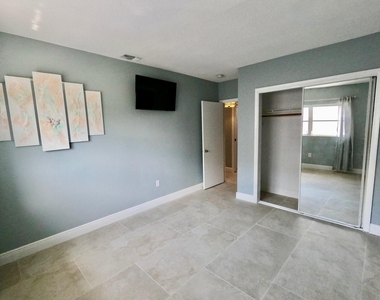 382 E Royal Palm Road - Photo Thumbnail 7