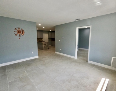 382 E Royal Palm Road - Photo Thumbnail 2
