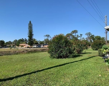 2916 Crosley Drive E - Photo Thumbnail 2