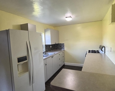 328 Urquhart Street - Photo Thumbnail 5
