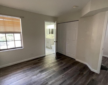 3909 Tree Top Drive - Photo Thumbnail 9