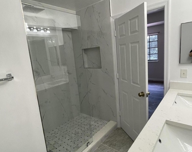 3909 Tree Top Drive - Photo Thumbnail 8