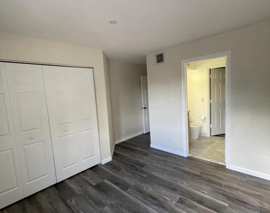 3909 Tree Top Drive - Photo Thumbnail 11