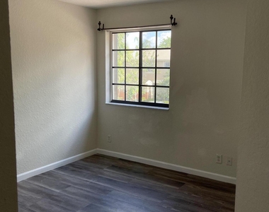 3909 Tree Top Drive - Photo Thumbnail 13