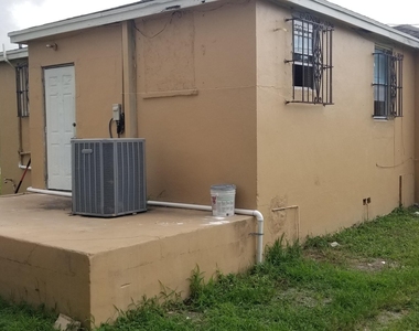 1607 Avenue - Photo Thumbnail 4