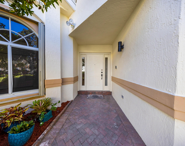 608 W Palm Aire Drive - Photo Thumbnail 11