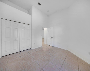 608 W Palm Aire Drive - Photo Thumbnail 7