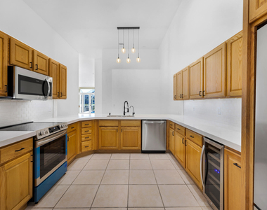 608 W Palm Aire Drive - Photo Thumbnail 4
