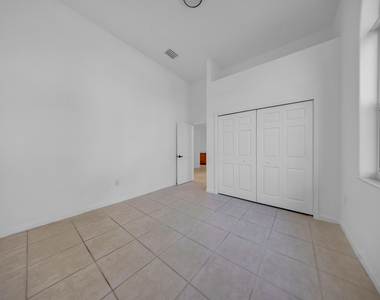 608 W Palm Aire Drive - Photo Thumbnail 9
