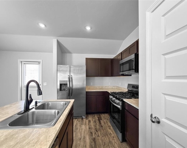 1211 Clydesdale Drive - Photo Thumbnail 7
