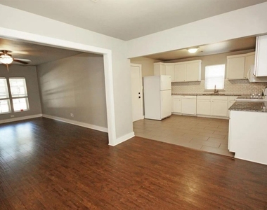 1205 W Brooks Street - Photo Thumbnail 3