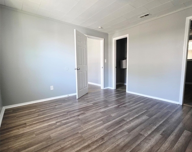 417 S Emerson Street - Photo Thumbnail 2
