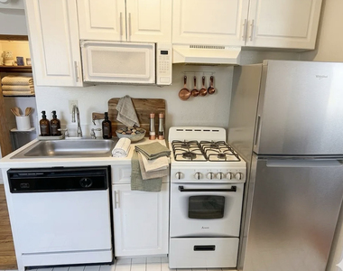 1425 York Avenue - Photo Thumbnail 4