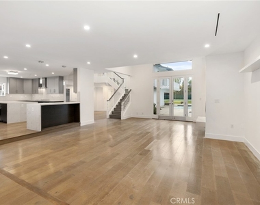22904 Calvert Street - Photo Thumbnail 16