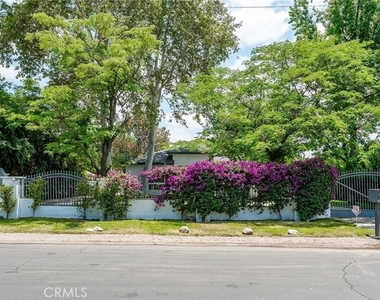 22904 Calvert Street - Photo Thumbnail 3