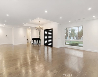 22904 Calvert Street - Photo Thumbnail 12