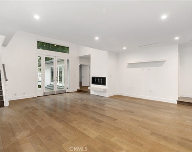 22904 Calvert Street - Photo Thumbnail 22